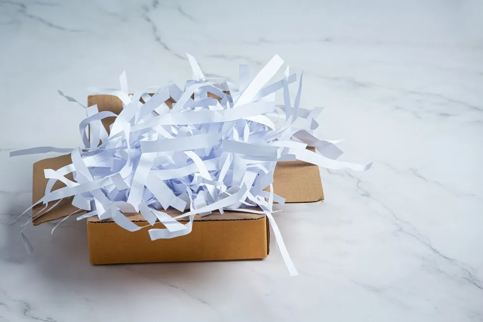 Papel triturado sobre uma caixa de papelão