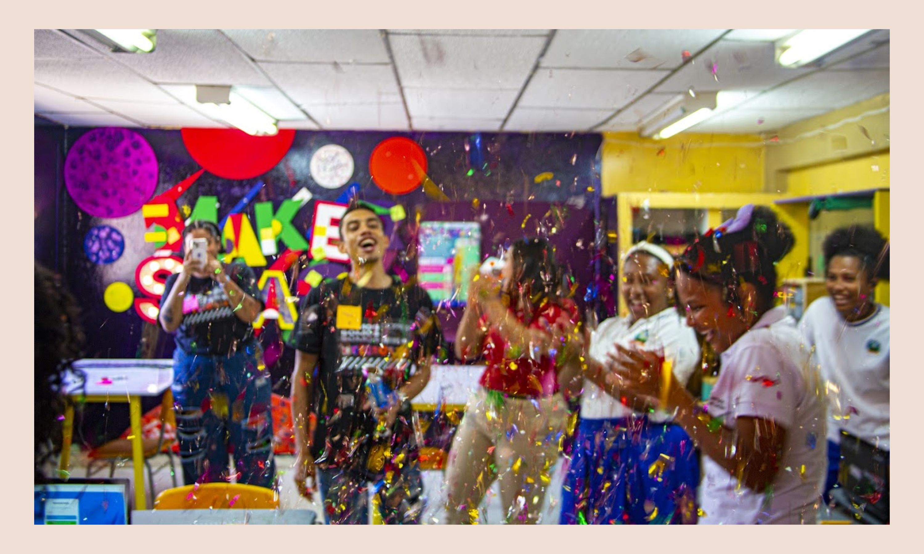 Estudiantes aprendiendo con experiencias presenciales