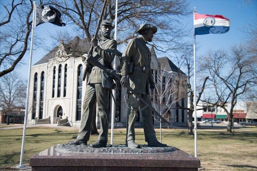 Civil War soldier statue in front of Clinton courthouse