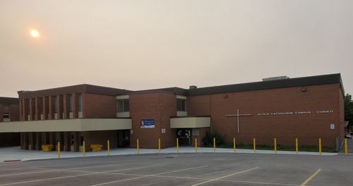 devant de l'école Corpus Christi