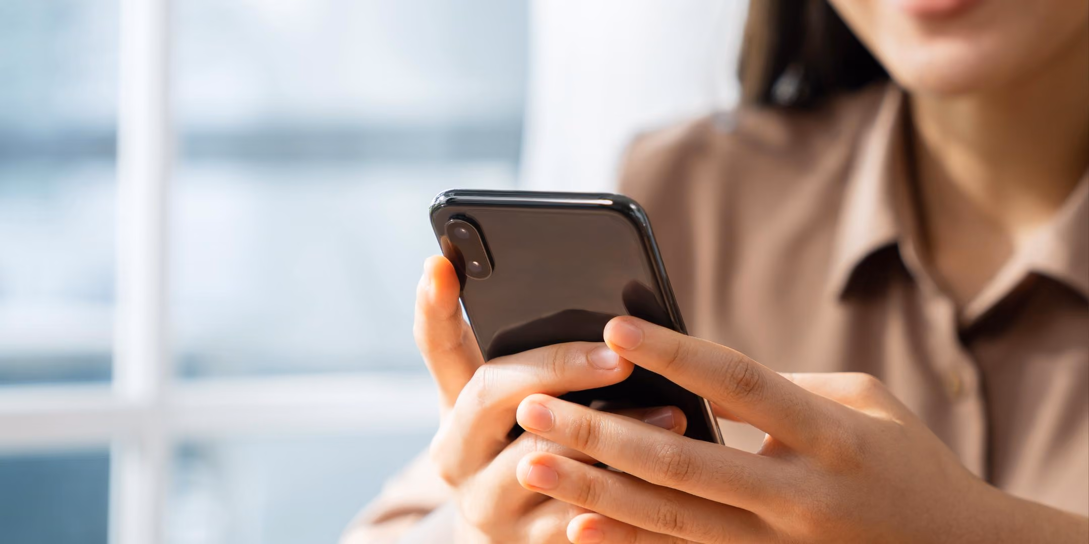 woman contacting shipoffers via cellphone text