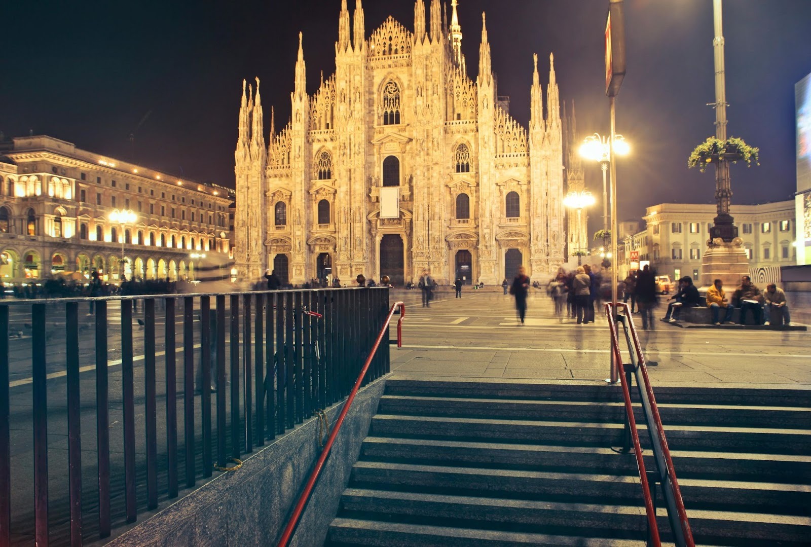 A picture of the Duomo di Milano (the Milan Cathedral) at night.