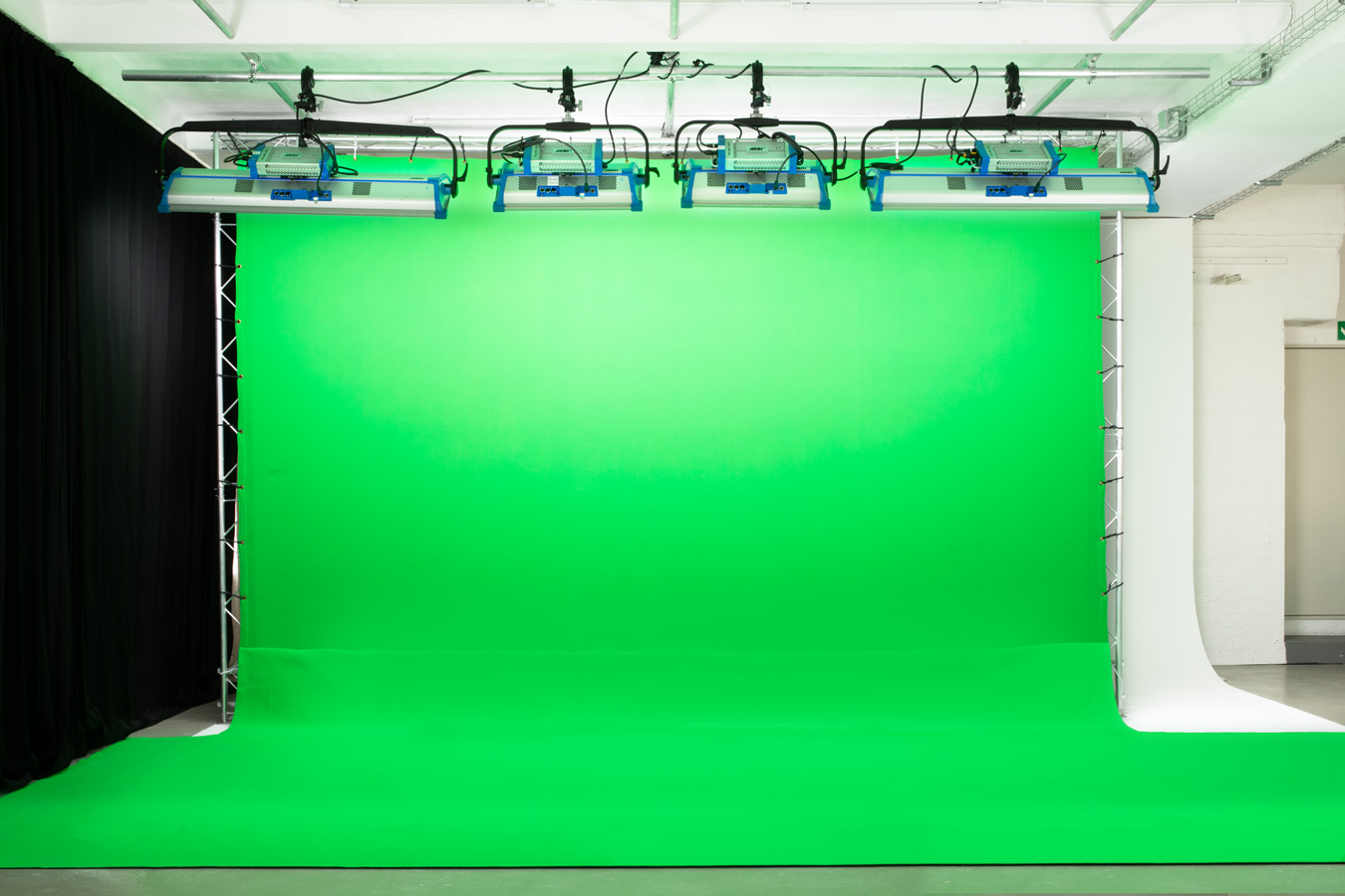 Mobiles Greenscreen-Rahmensystem in Studio 4 mit Backsteinwand – Studio Chérie Berlin.