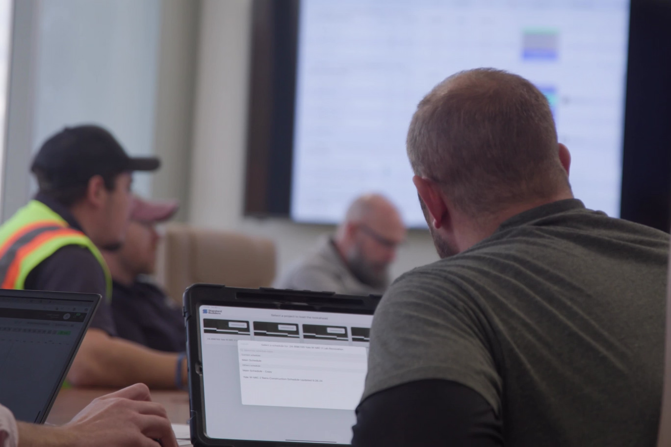 How can general contractors keep field crews and office teams aligned on the project schedule in real time?