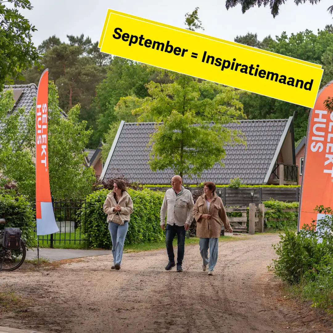 Mensen lopen over een zandpad