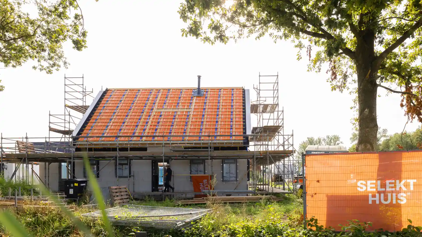 Vrijstaande woning in aanbouw met steigers om de woning