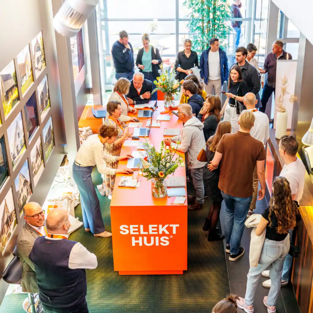 Groep mensen staan in bij een aanmeldbalie
