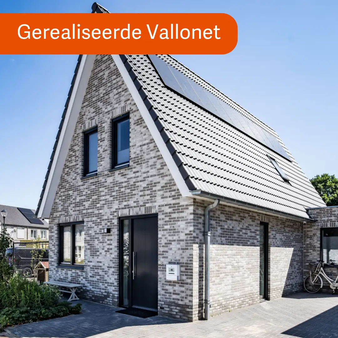 Vrijstaande woning met grijze gevelstenen en zonnepanelen op het dak