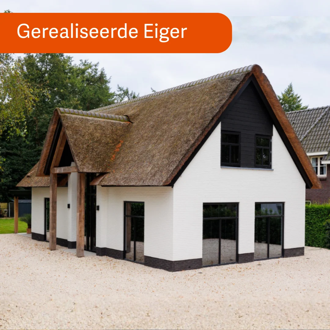 Witte boerderij woning met rieten dak