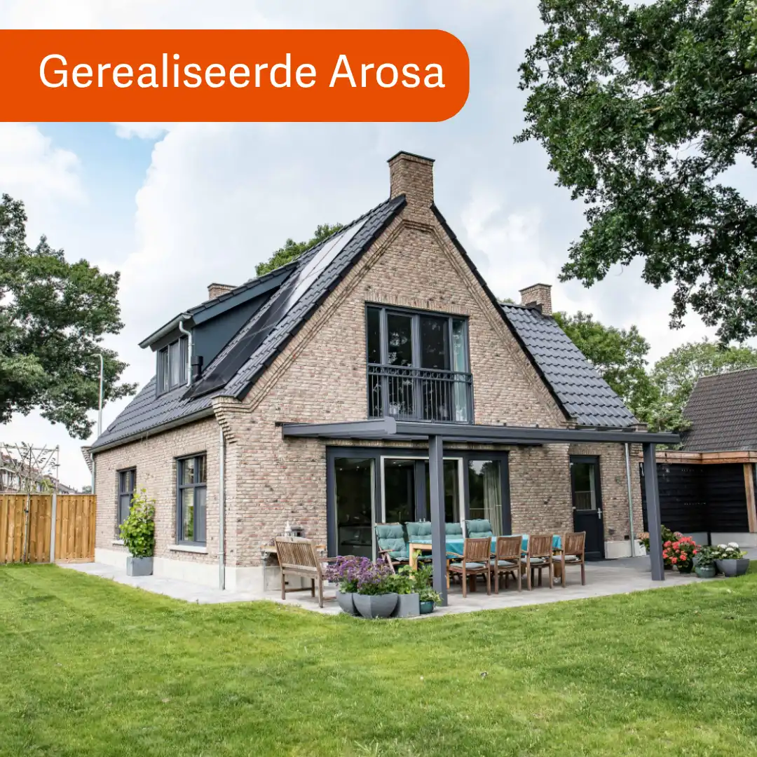 Vrijstaande woning met lichte gevelstenen en overkapping