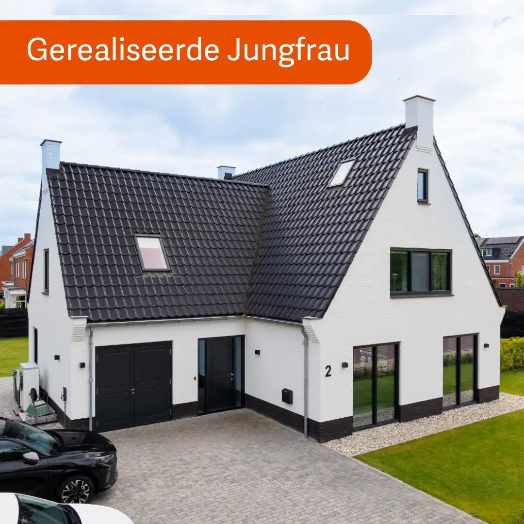 vrijstaande witte woning met aanbouw