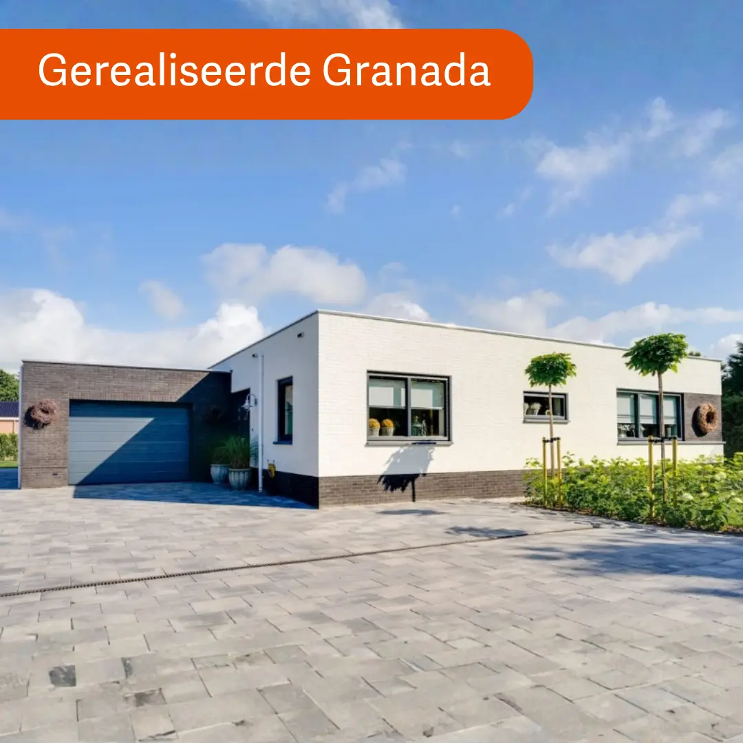 Vrijstaande witte bungalow woning met aangebouwde garage