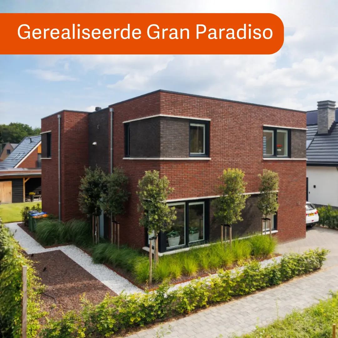 Vrijstaande hoogbouw woning met rode gevelstenen en plat dak