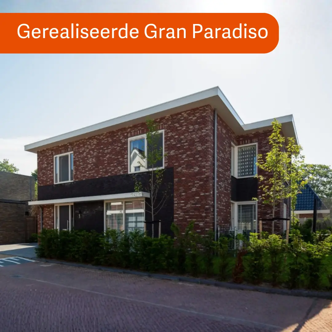 Vrijstaande hoogbouw woning met rode stenen en plat dak