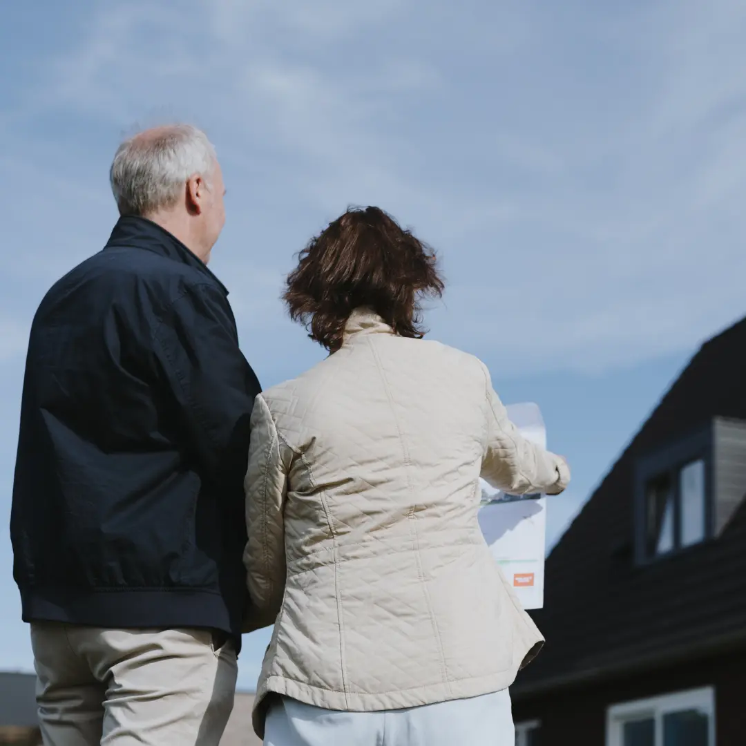 Man en vrouw staan met een plattegrond in de hand