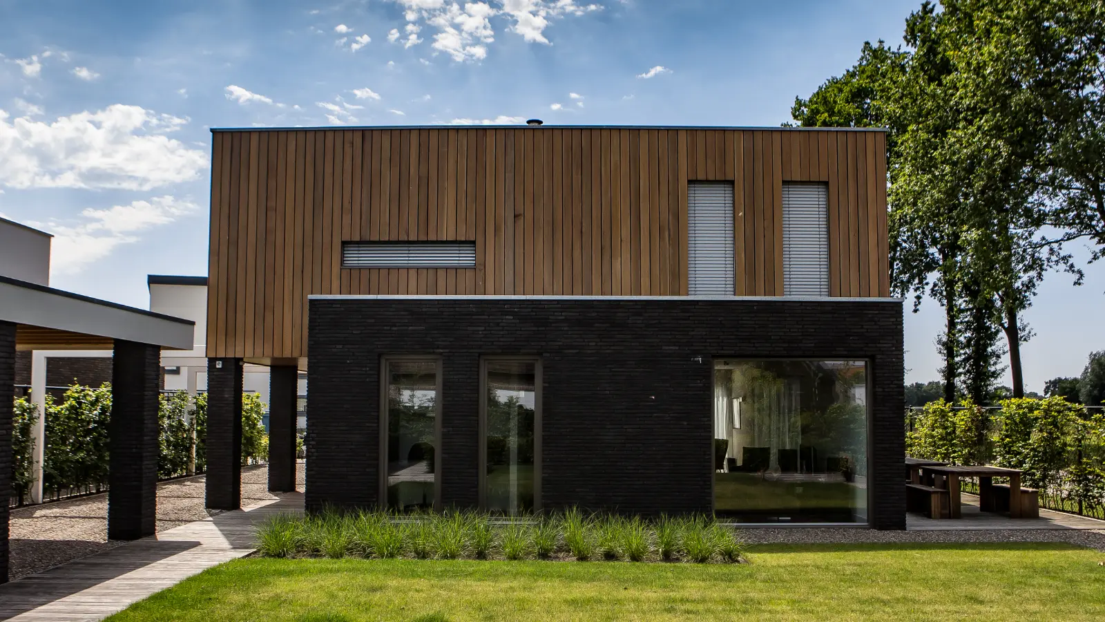 Woning met plat dak en houten gevelbekleding