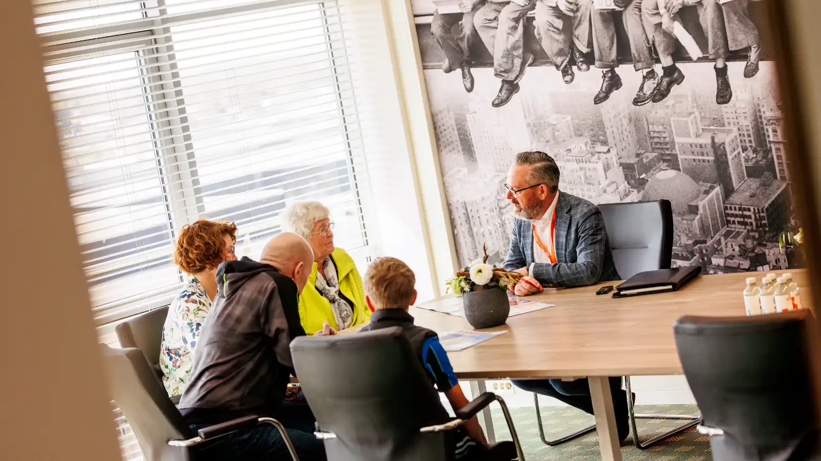 Persoonlijk gesprek tussen adviseur en opdrachtgevers