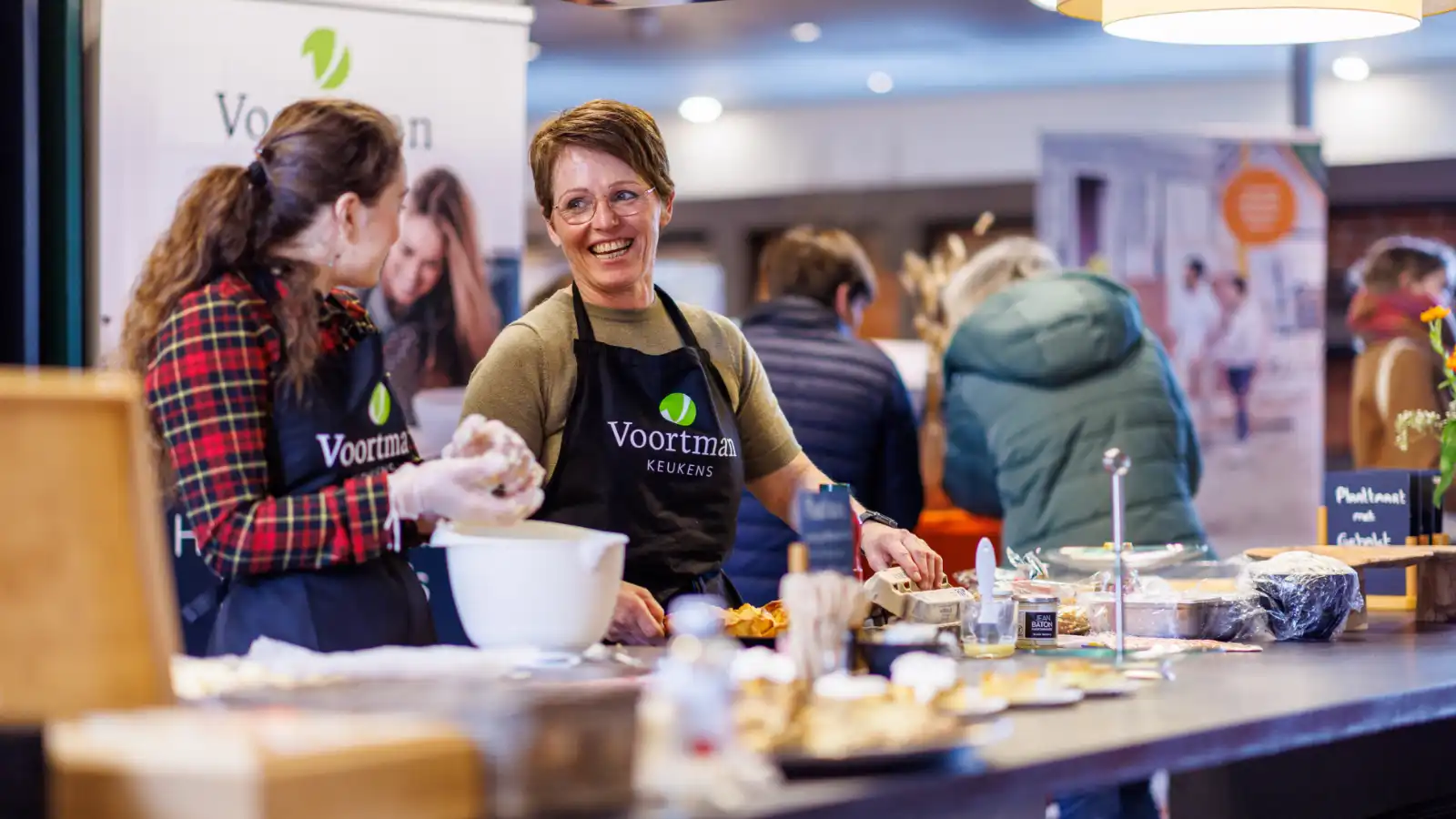 Twee vrouwen staan te koken aan een kookeiland