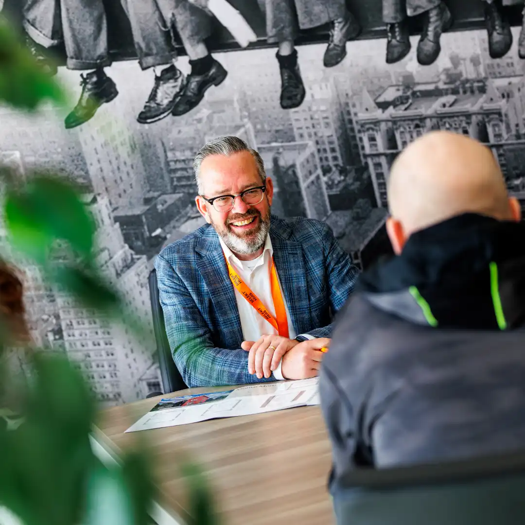 Adviseur van SelektHuis in gesprek met opdrachtgevers