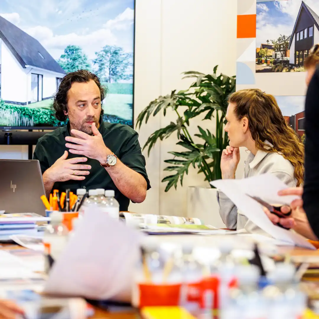 Ontwerper van SelektHuis in gesprek met opdrachtgever