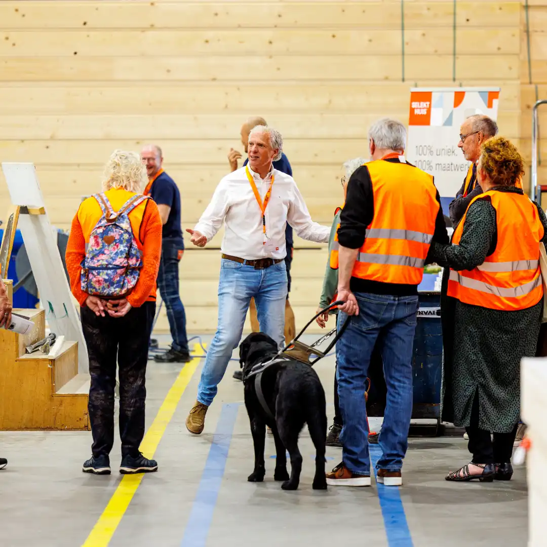 Groep mensen met oranje hesjes
