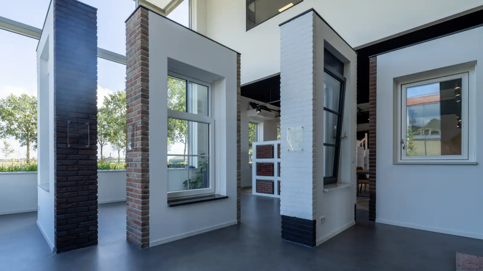 Diverse gevels met kozijnen in een showroom