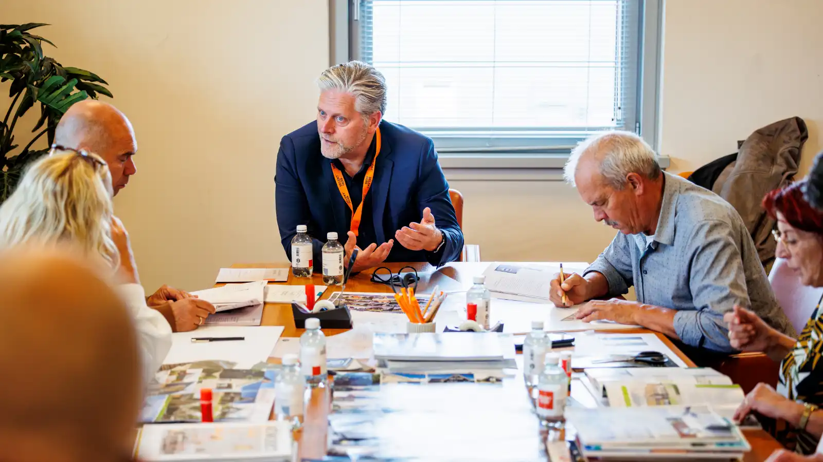 Een medewerker van SelektHuis in gesprek met mensen