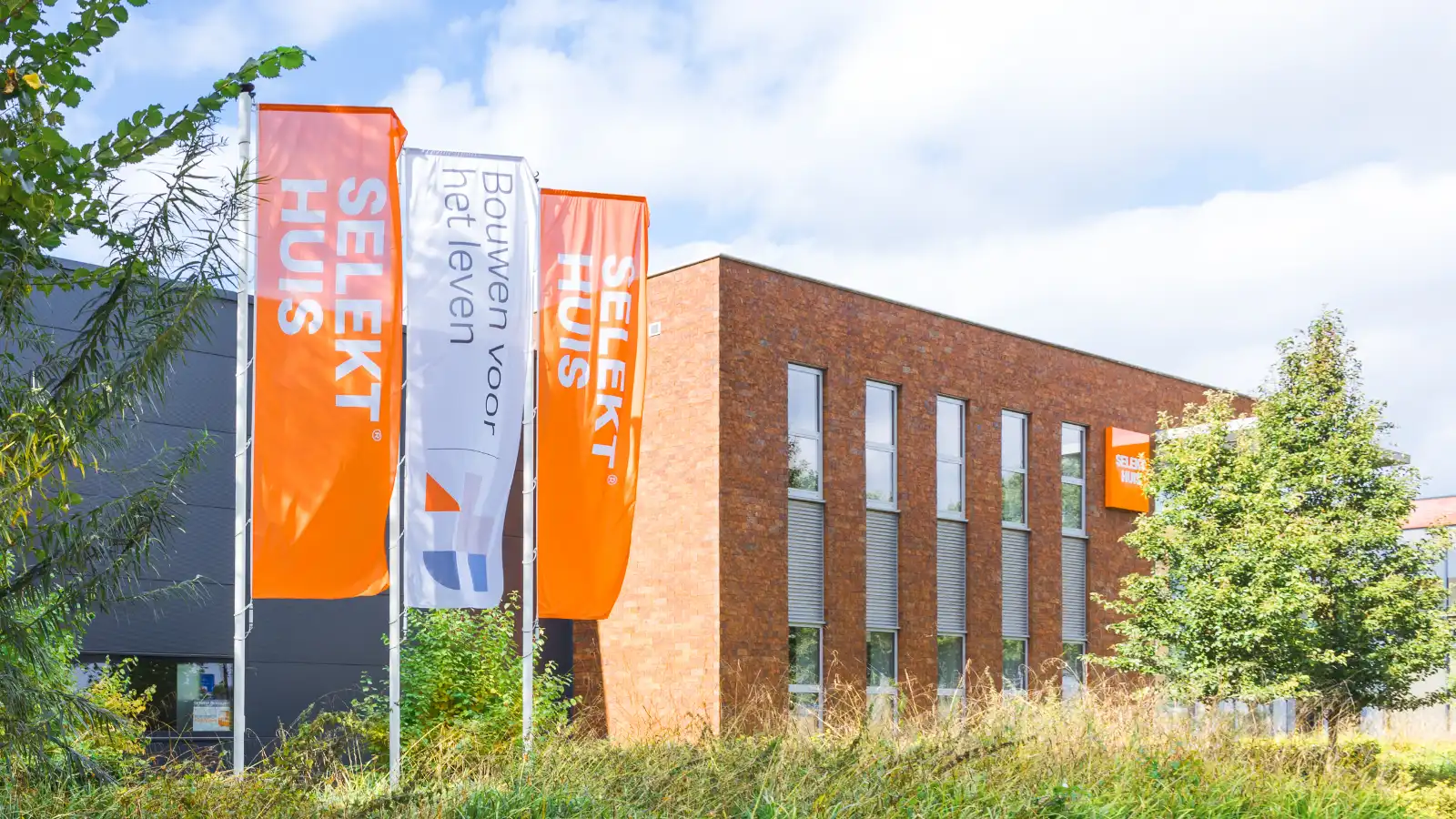 De vestiging van SelektHuis met 2 oranje vlaggen en 1 witte vlag