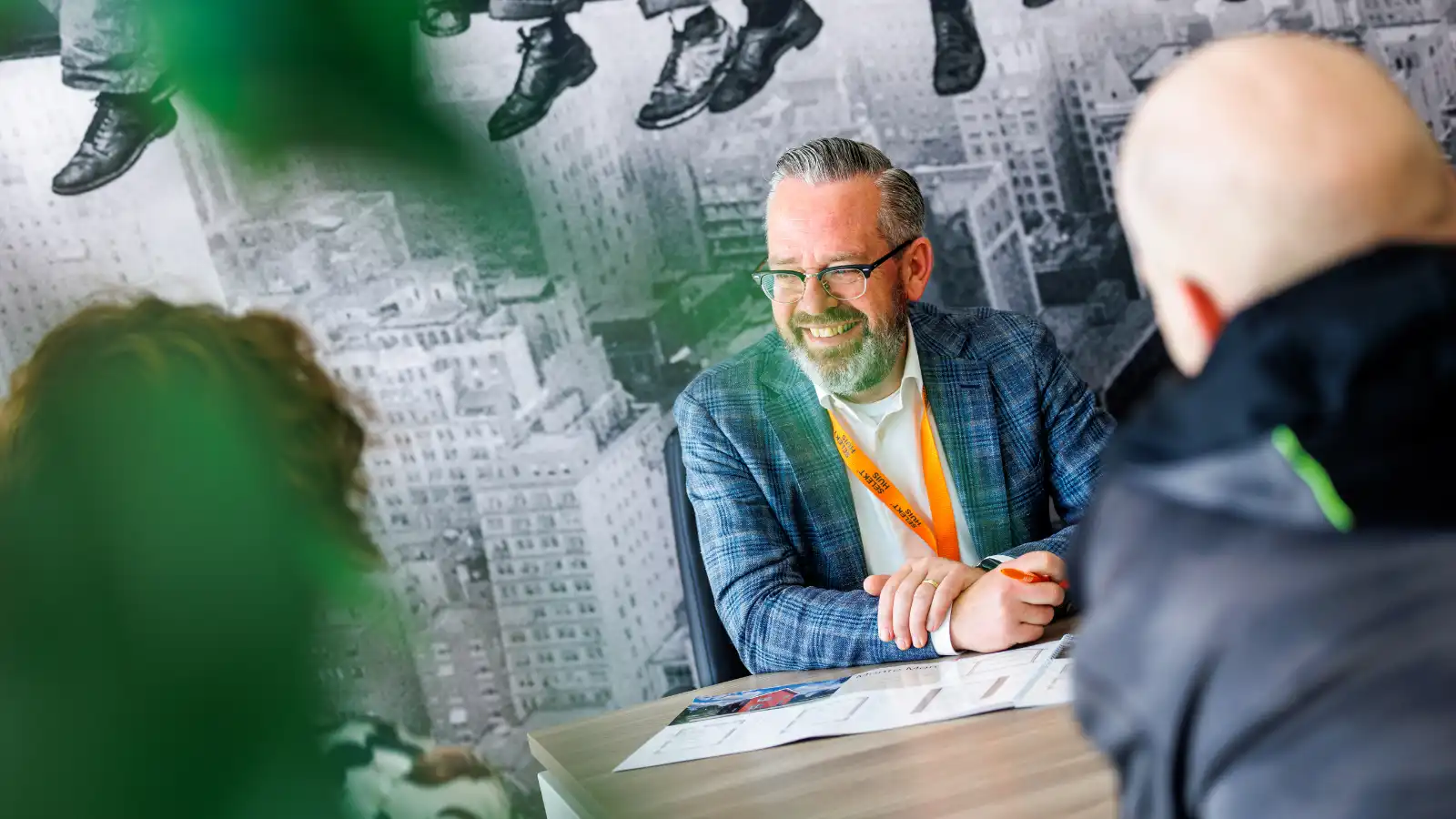 Een lachende medewerker van SelektHuis