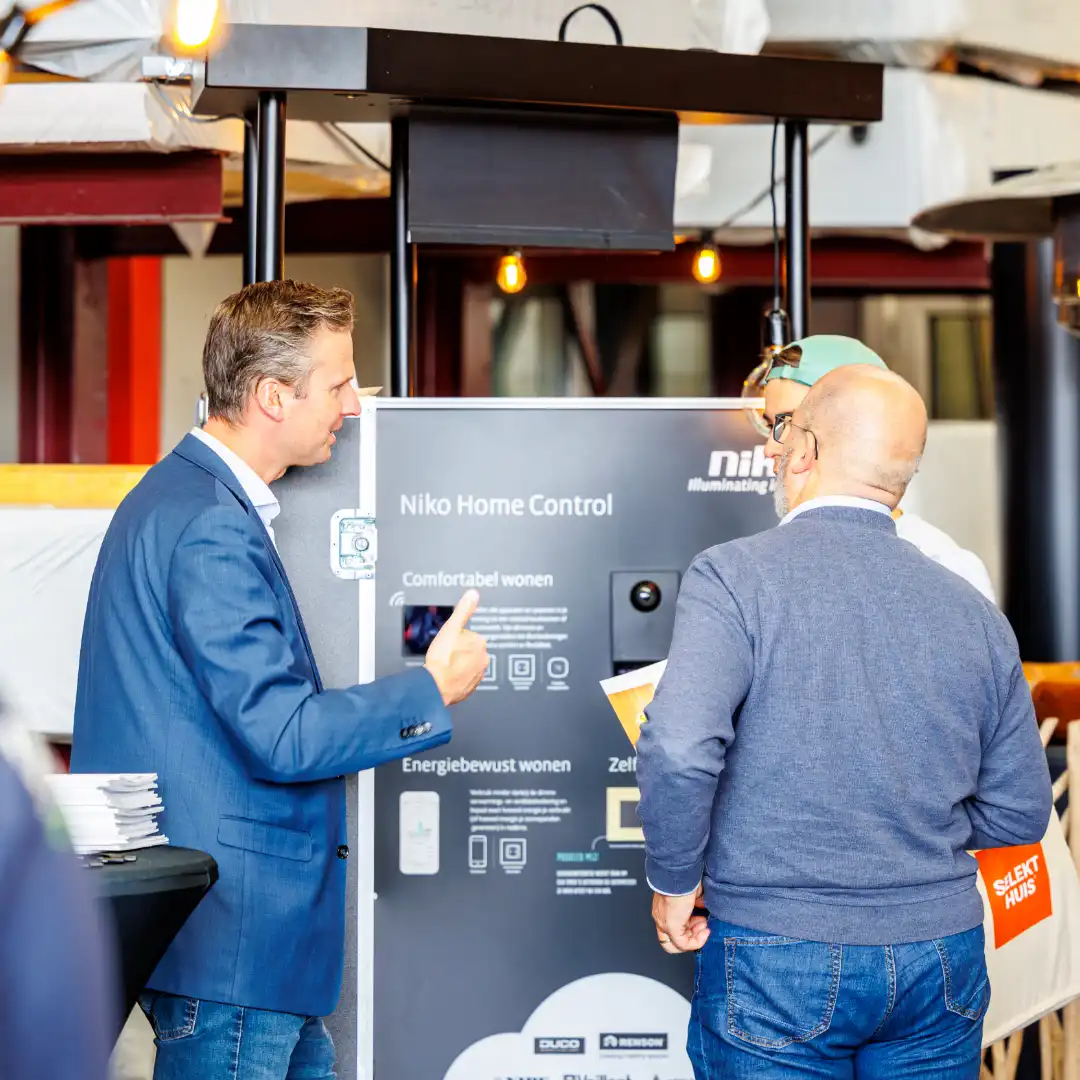 Twee mannen in gesprek met elkaar