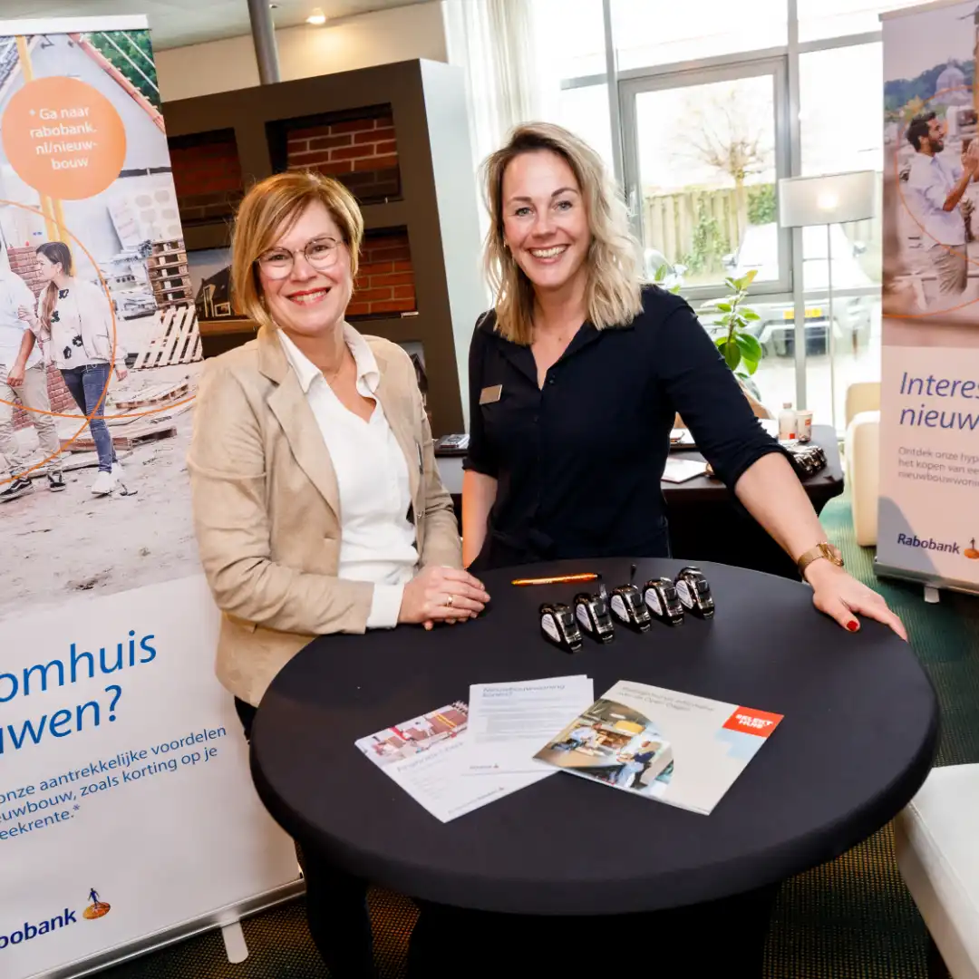 Twee dames van de Rabobank staan samen aan een statafel