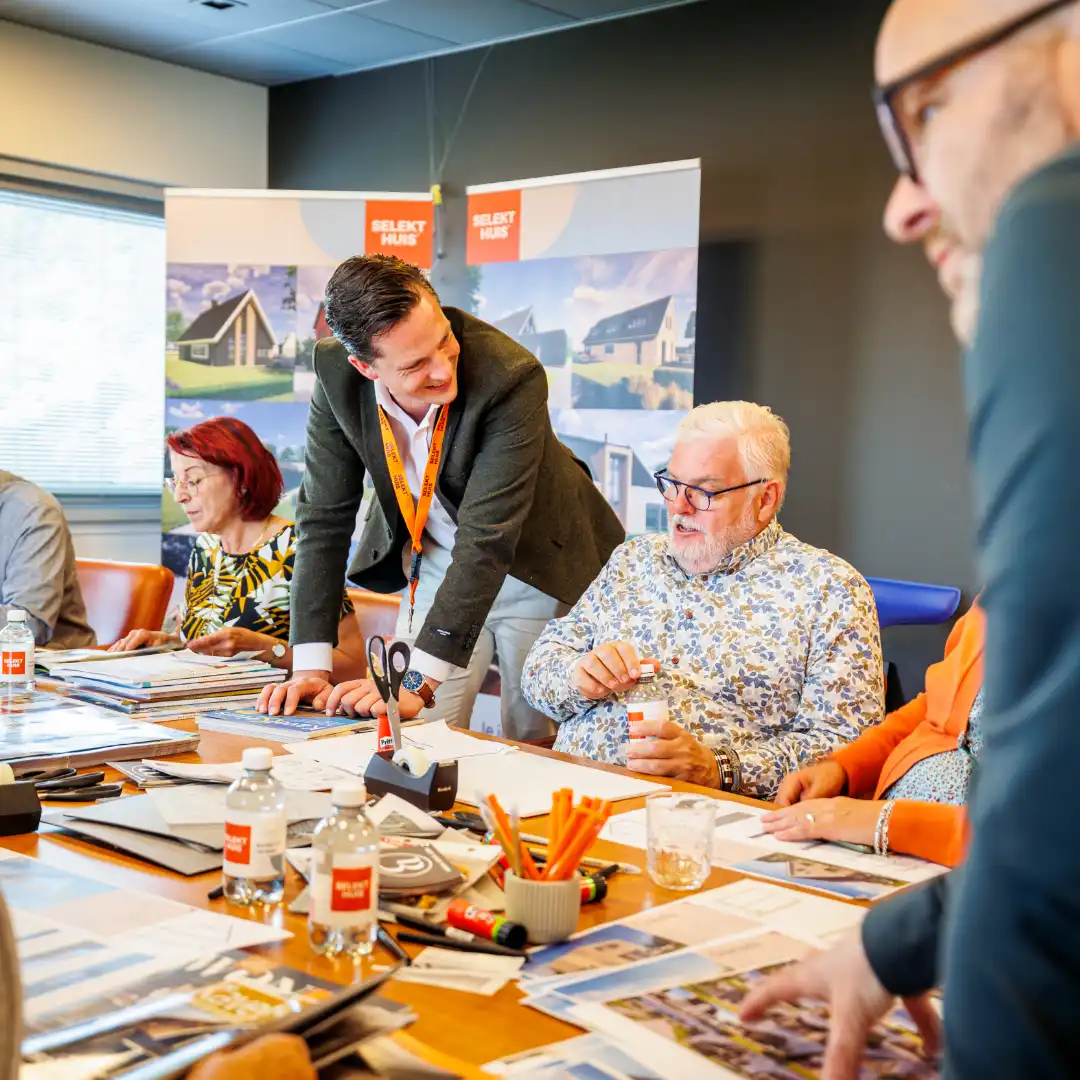 Een ontwerper van SelektHuis is in gesprek met een klant