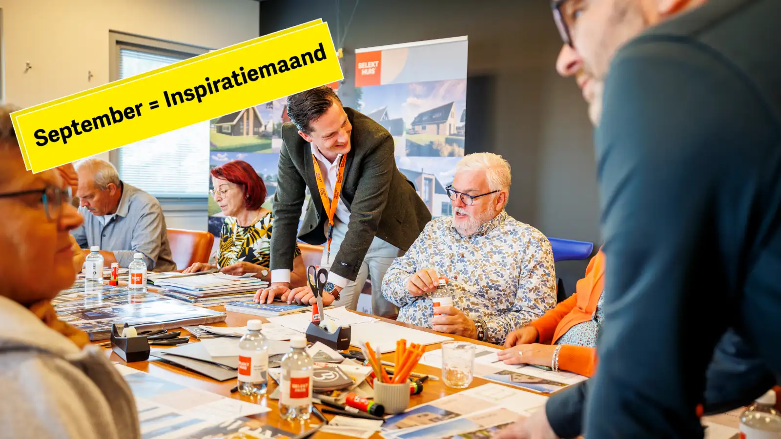 Een man is in gesprek met een ontwerper van SelektHuis