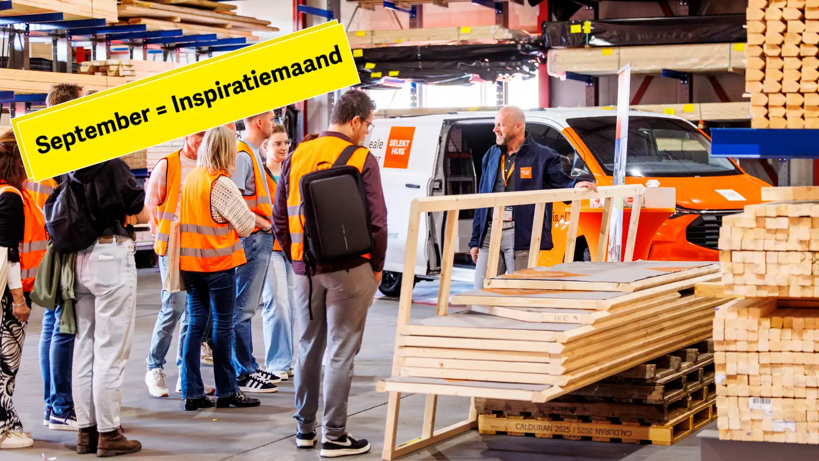 Een groep mensen wordt rondgeleid in een timmerfabriek