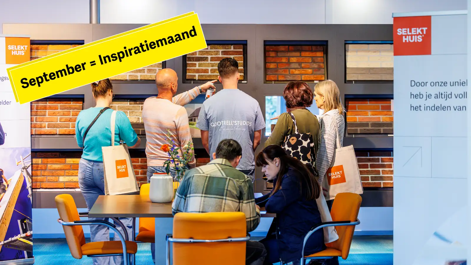Een groepje mensen staat te kijken bij verschillende gevelstenen in een showroom