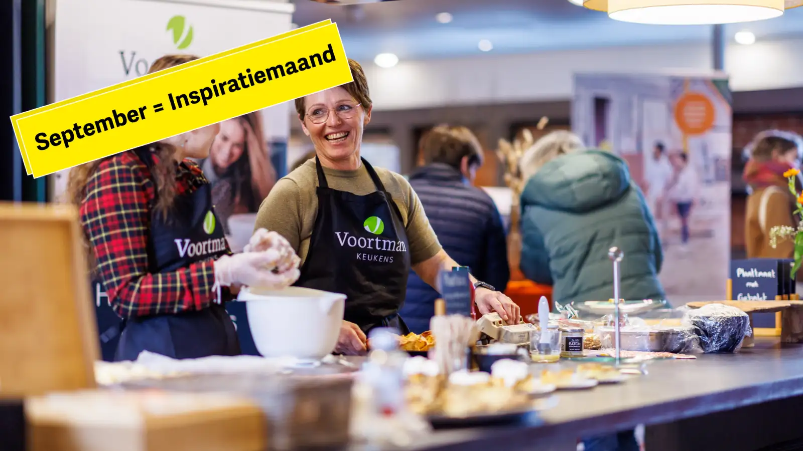 Twee vrouwen staan te koken aan een kookeiland