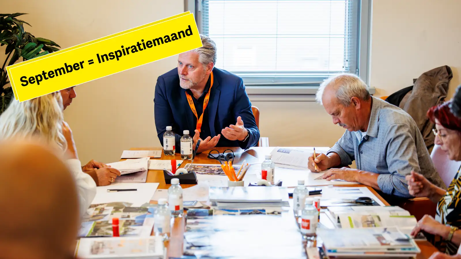 Een medewerker van SelektHuis in gesprek met mensen