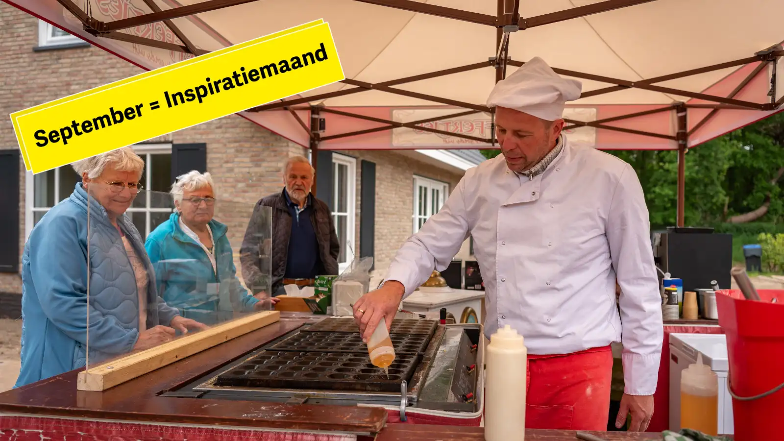 Iemand met kokskleding bakt poffertjes