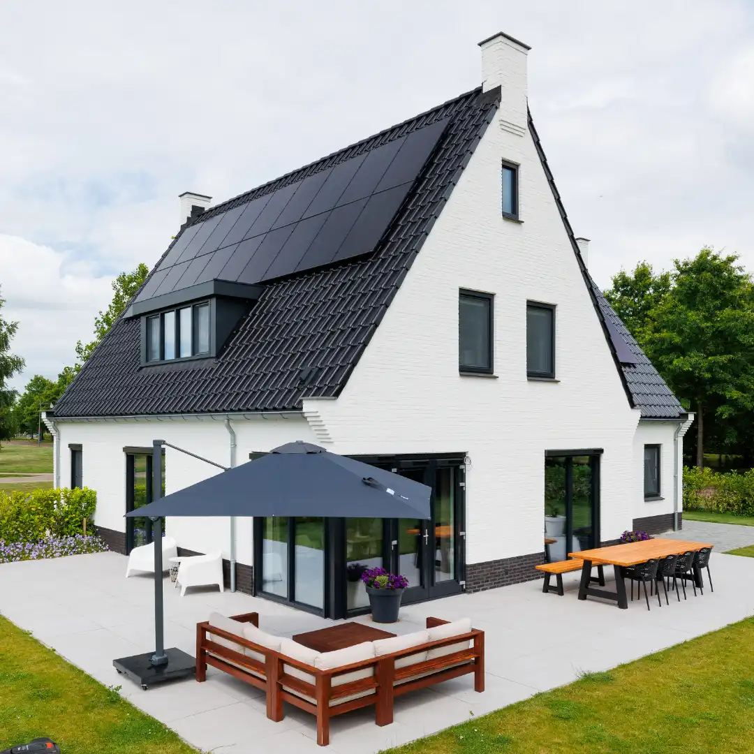 Achteraanzicht van een moderne woning met zonnepanelen en een dakkapel