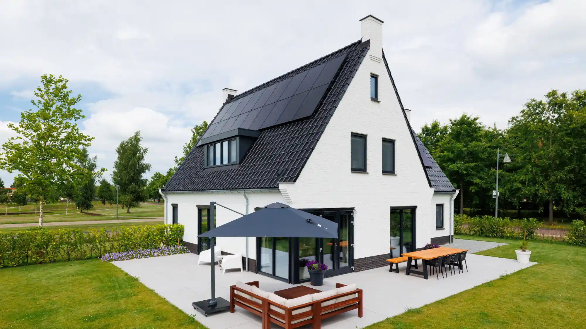 Achteraanzicht witte woning met dakkapel