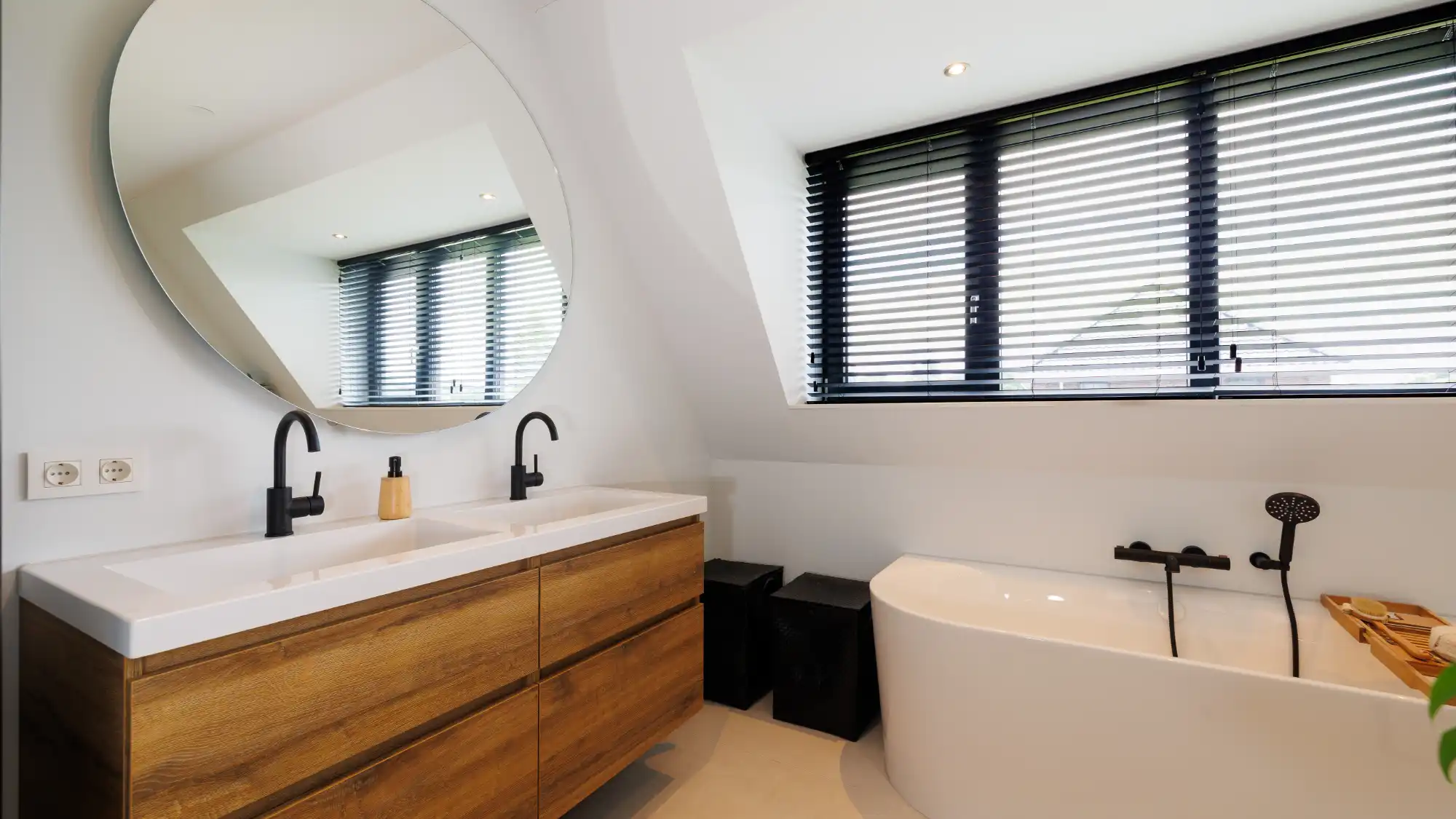 Interieur badkamer met dubbele wasbak