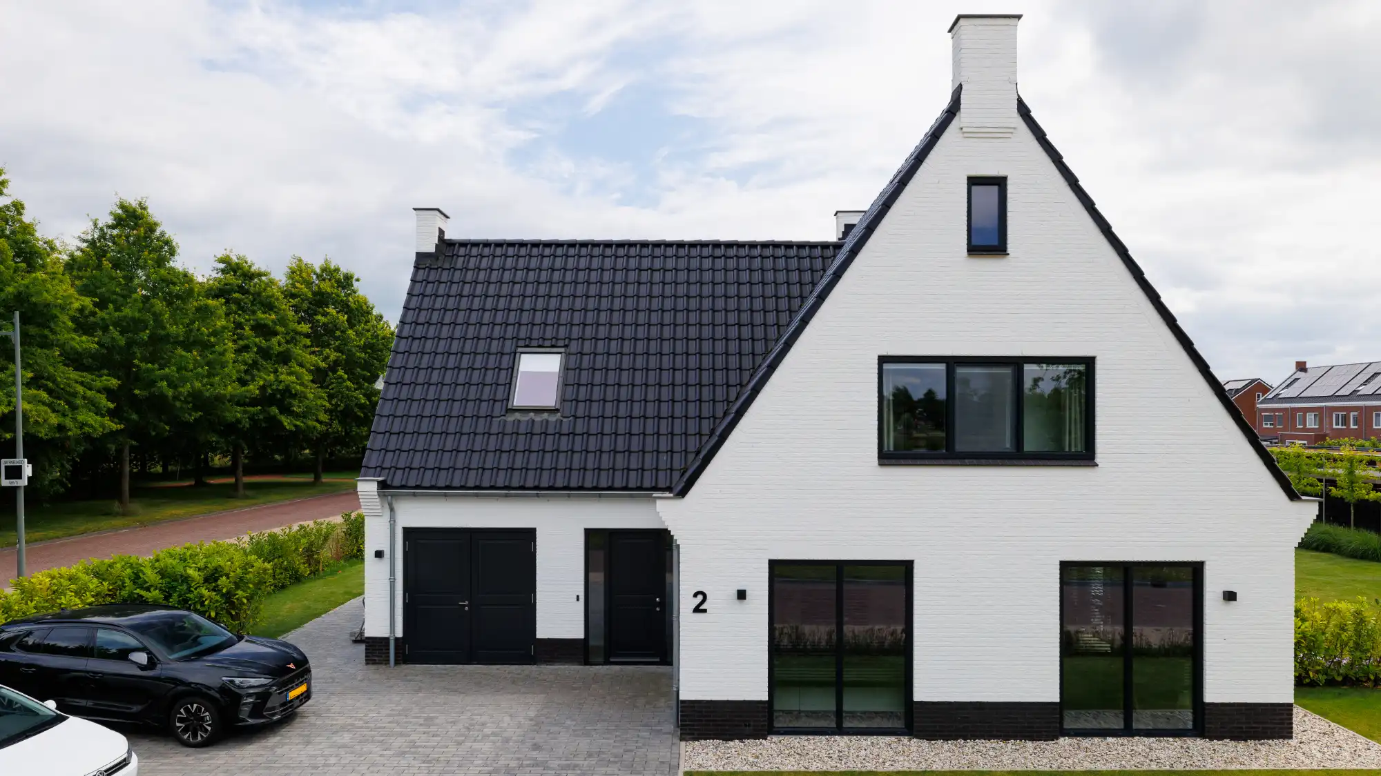 Witte woning met aanbouw