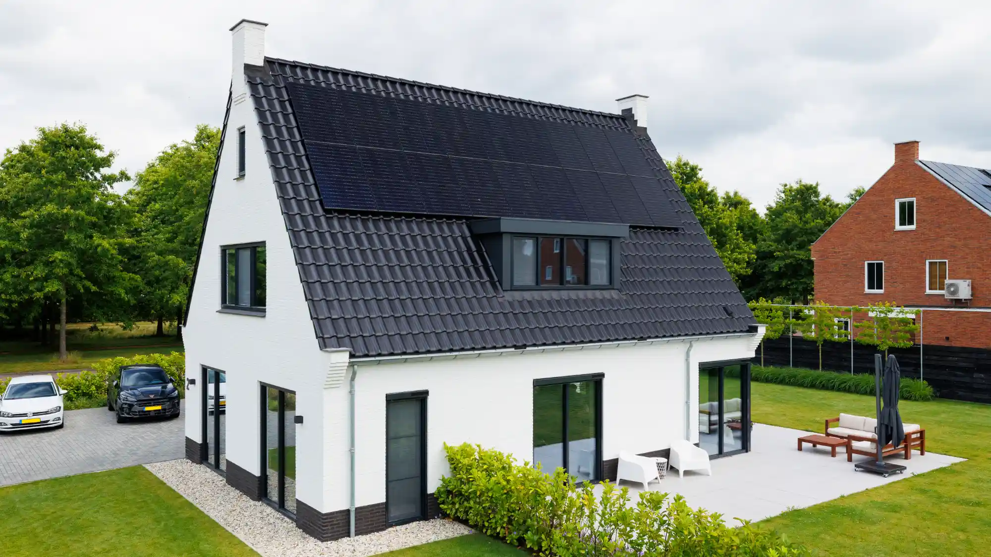 Zijaanzicht van een witte woning