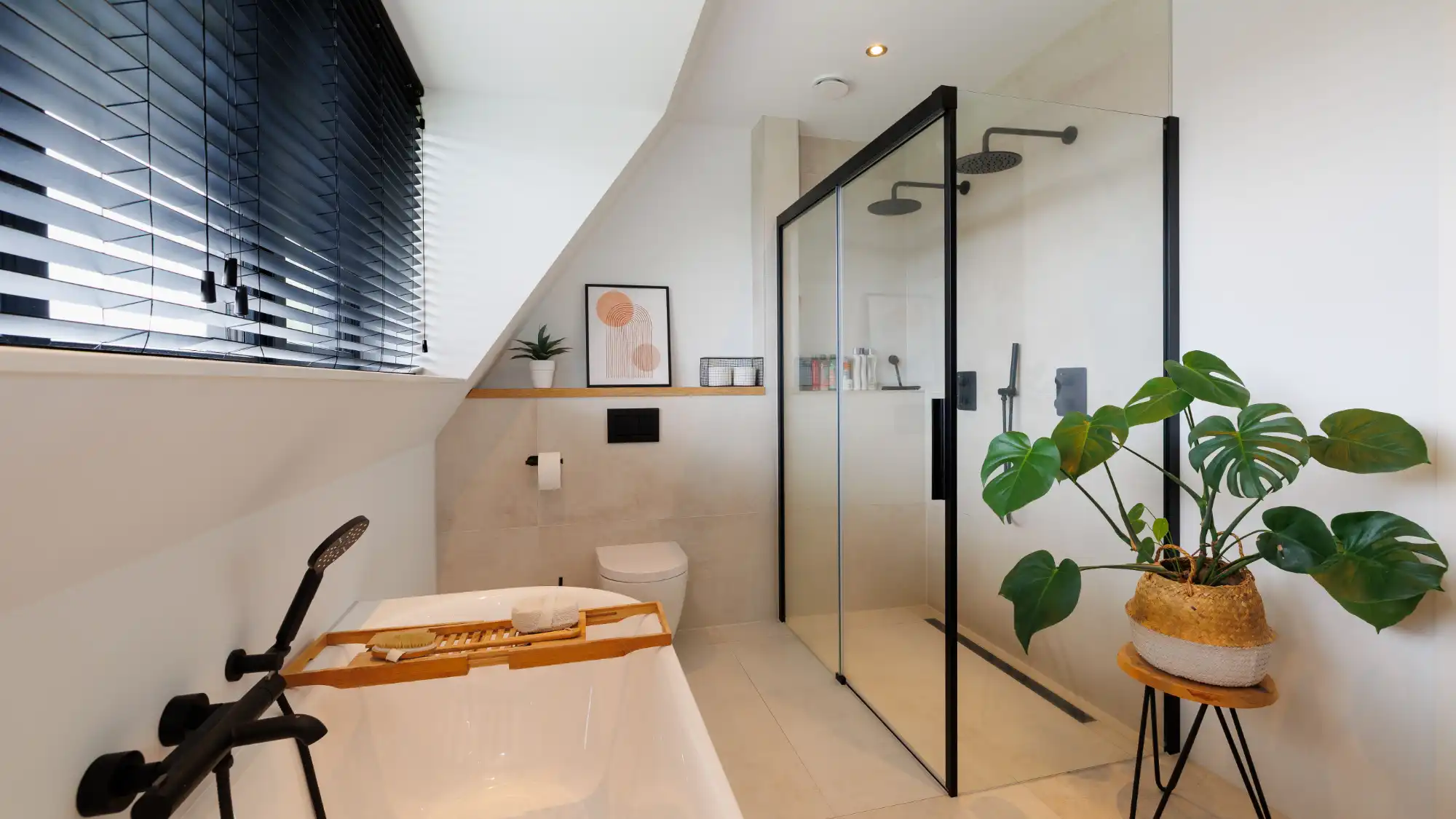 Badkamer met glazen douchecabine