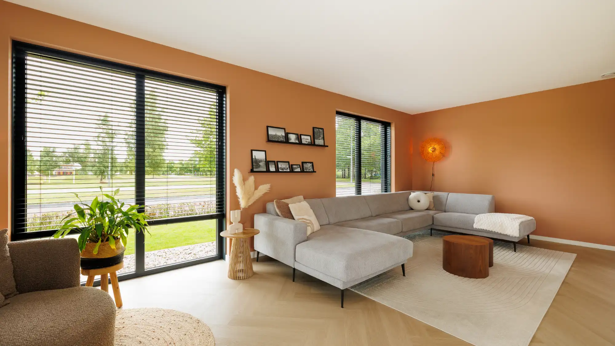 Interieur van een woonkamer met hoekbank