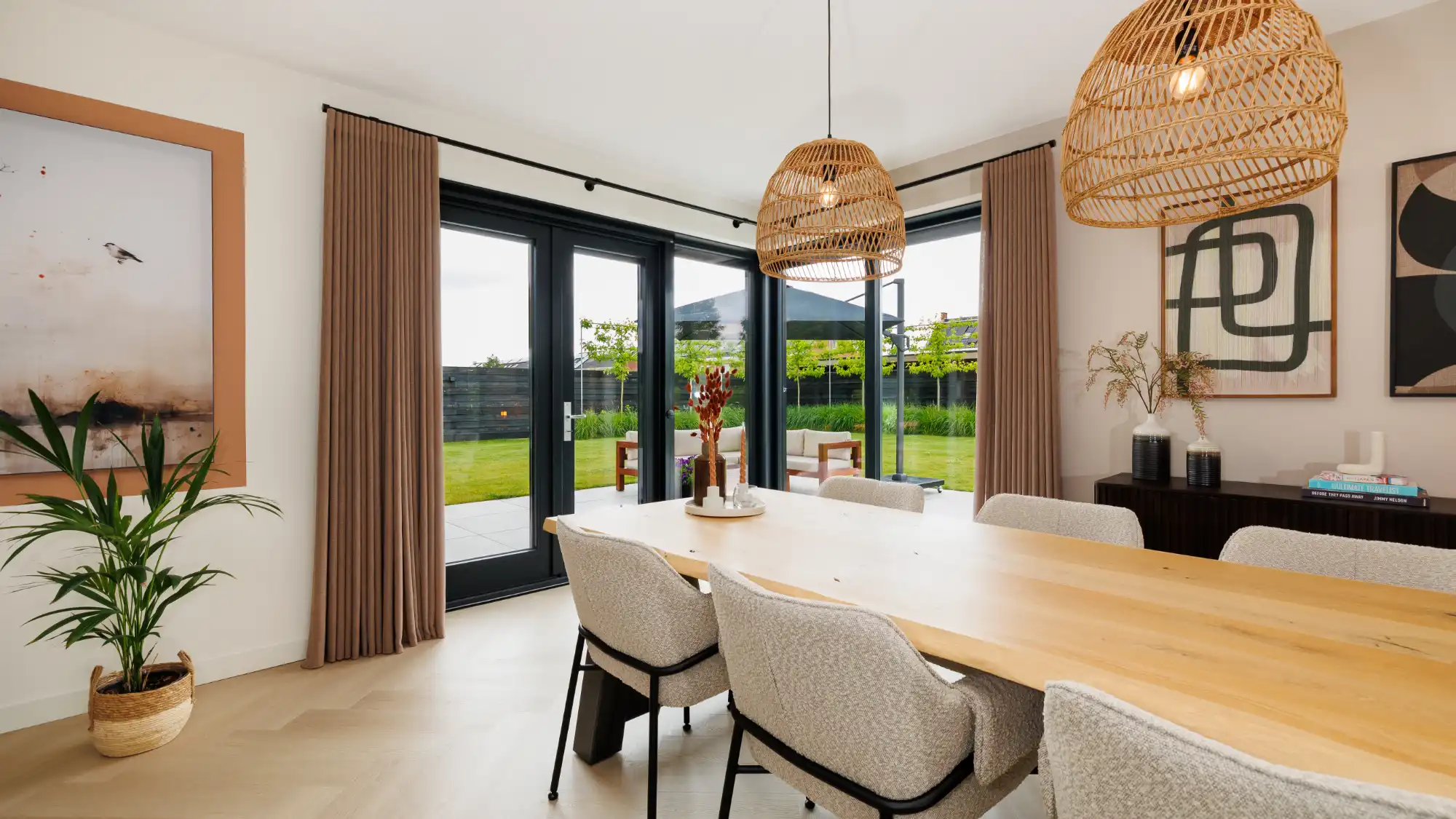 Woonkamer met tafel en hoekraamkozijn