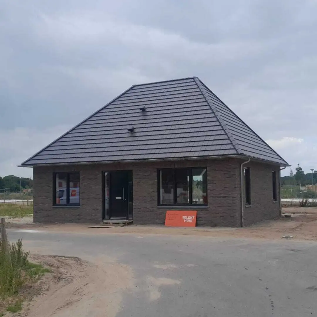 Vooraanzicht van een vrijstaande zwarte notariswoning