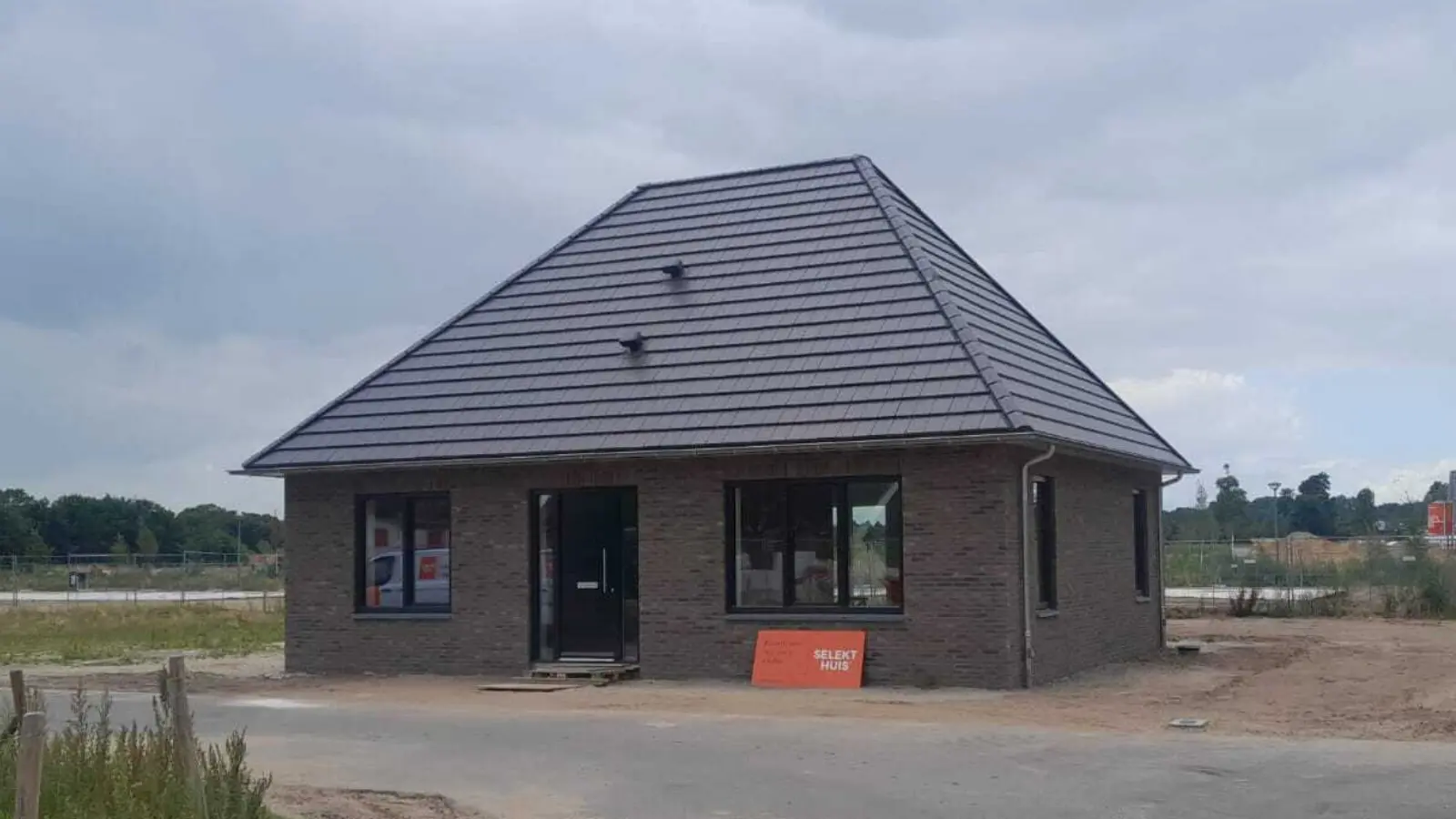 Vooraanzicht van een zwarte notariswoning