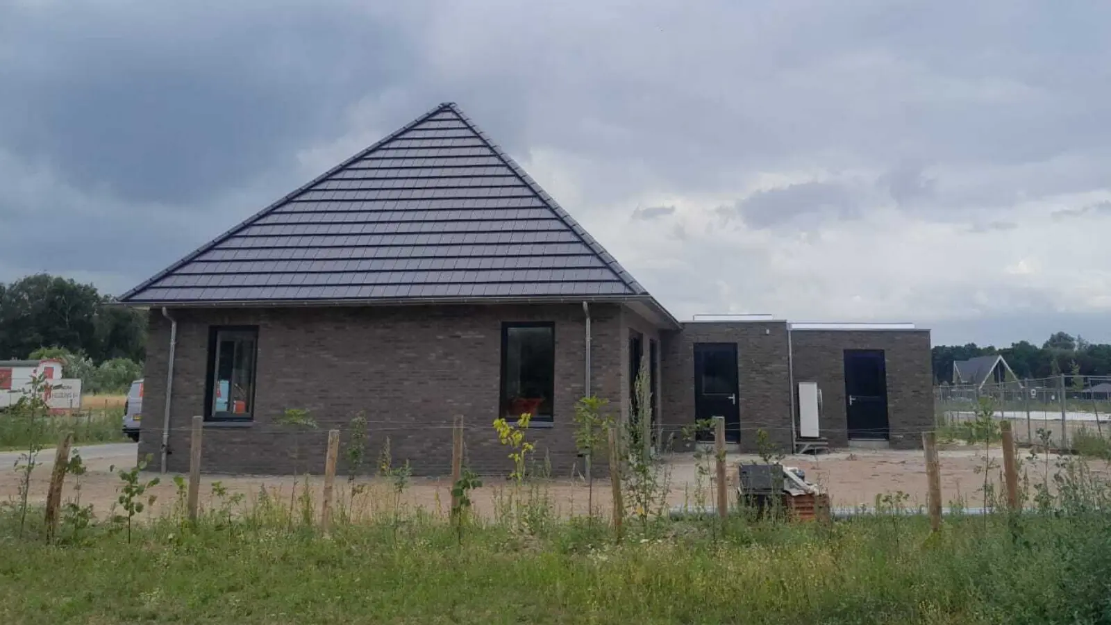 Zijaanzicht van een zwarte notariswoning