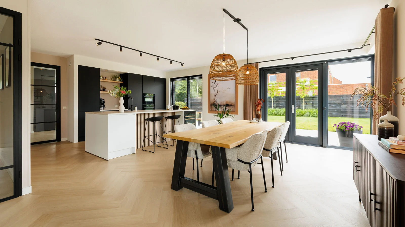 Grote moderne woonkeuken met eettafel
